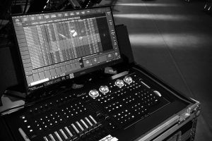 Lichtpult vor Traverse in Lampen in Schwarz-Weiß